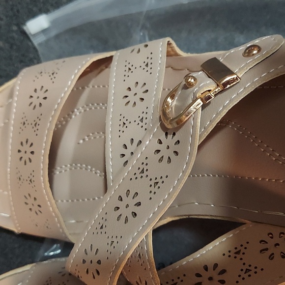 Women's 2 inch heel 41 9.5 size Sandals apricot beige color NWT buckle. - Picture 3 of 10